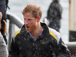 Foto: Ketika Pangeran Harry Cium Nenek 97 Tahun Saat Hujan Badai