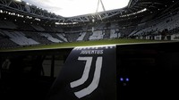 Perubahan besar dalam desain jersey ini terjadi hanya dua tahun setelah Bianconeri mengubah logo mereka. Ketika itu juga muncul kontroversi, meski akhirnya bisa diterima banyak pihak. (AFP PHOTO / MARCO BERTORELLO)
