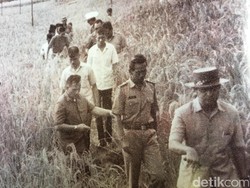 Blusukan Pak Harto, Tidur Sembarangan sampai Nongkrong di Kali