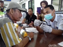 Pengemudi Bus Jalani Cek Kesehatan di Terminal Tirtonadi Solo