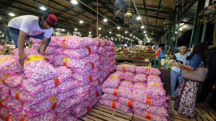 Kementerian Pertanian dan Kementerian Perdagangan menggandeng Pasar Induk Osowilangun Surabaya (PIOS) menggelar operasi pasar khusus bawang putih.
Operasi pasar yang digelar di PIOS di kawasan Tambak Osowilangun ini dimulai Rabu (7/6/2017) malam. Harga yang dijual perkilogram bawang putih cuma Rp 20 Ribu.