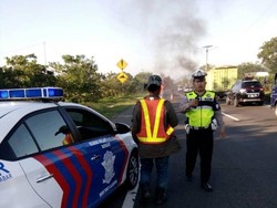 Mobil Pikap Bermuatan Minyak Goreng Terbakar di Tol Padaleunyi