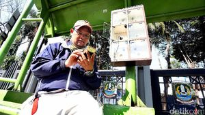 Halte Bus di Kota Bekasi Sediakan Charger Ponsel Gratis