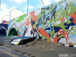 Pipa PDAM Bocor, Beton Jembatan Pelangi Antapani Bandung Menganga