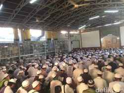 Massa di Kantor FPI Antusias Simak Telepon Habib Rizieq dari Saudi