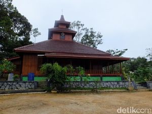 Ini Masjid 100% Kayu di Bangka