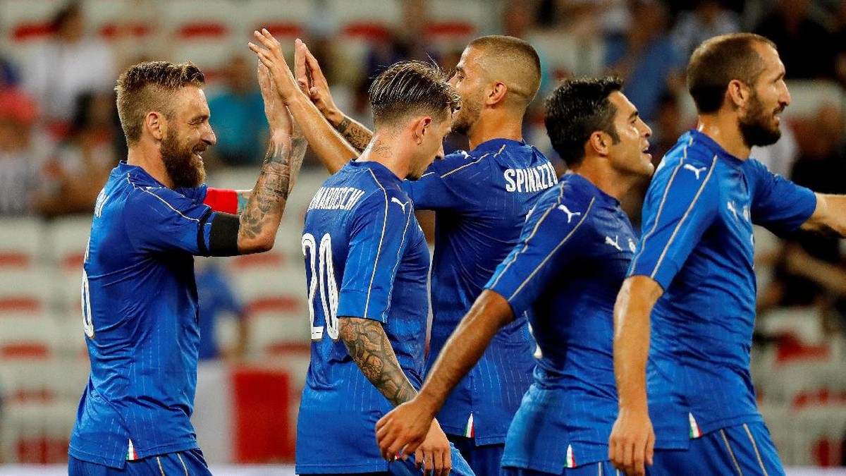 Foto: Para pemain Italia merayakan gol ketiga ke gawang Uruguay yang dicetak oleh Daniele De Rossi (REUTERS/Eric Gaillard)