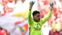 Salah satu pembelian mengejutkan yang dilakukan Guardiola adalah saat dia memboyong Ederson. Pep menjadikan Ederson sebagai kiper termahal setelah diboyong dari Benfica dengan harga 35 juta pound sterling. (Foto: AFP PHOTO / MIGUEL RIOPA)