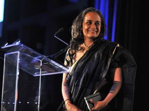 Penulis India Arundhati Roy Didakwa karena Pidato tentang Wilayah Kashmir