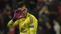 Manchester City membutuhkan kiper baru setelah mereka dibuat kecewa oleh Claudio Bravo. Maka Ederson Morales diboyong dengan biaya 34,7 juta pound sterling. Morales pun jadi kiper paling mahal. (Foto: AFP/TOBIAS SCHWARZ)
