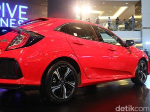 Penjualan Mobil di Bandung Menunggu THR Cair Penjualan Mobil di Bandung Menunggu THR Cair