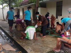 Ramadan, Mahasiswa Jember Rawat dan Mandikan Pasien Liponsos