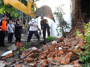 Wali Kota Risma Pimpin Pembongkaran Bangunan di Simpang Dukuh Wali Kota Risma Pimpin Pembongkaran Bangunan di Simpang Dukuh