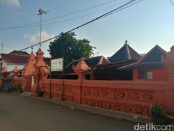 Masjid Serba Merah yang Istimewa di Cirebon