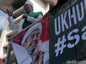 Begini Penampakan Aksi Bela Ulama di Luar Masjid Istiqlal