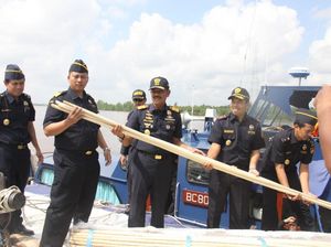 Kapal Penyelundup 120 Ton Rotan ke Malaysia Diamankan Kapal Penyelundup 120 Ton Rotan ke Malaysia Diamankan