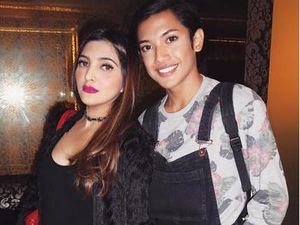 Azani Ayahnya, Millendaru yang Tampil Feminin Menangis Terisak