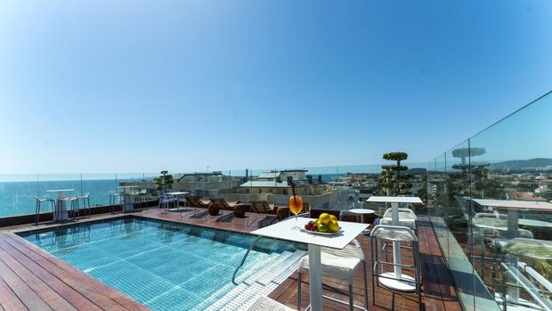 Hotel milik Messi ini menghadap ke laut dan terletak di wilayah wisata yang terkenal