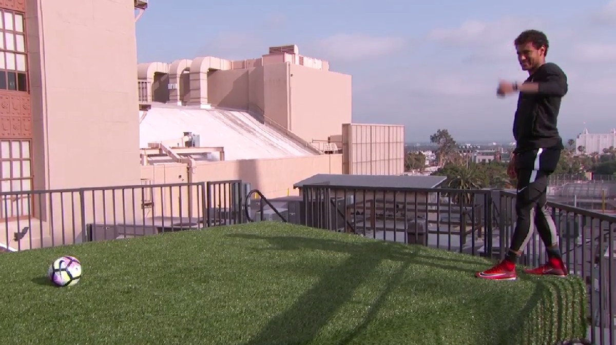 Tantangan buat Neymar dalam acara Jimmy Kimmel Live (Foto: Youtube)