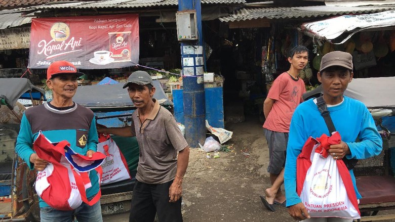 Jokowi Bagi-bagi Sembako ke Tukang Becak di Tasikmalaya Jokowi Bagi-bagi Sembako ke Tukang Becak di Tasikmalaya