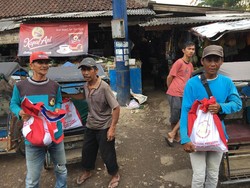 Jokowi Bagi-bagi Sembako ke Tukang Becak di Tasikmalaya