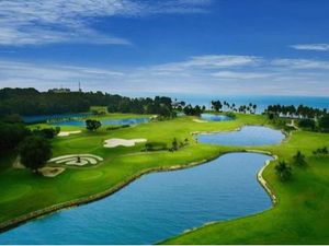 Pilot dan Cabin Crew SQ Rasakan Sensasi Bermain Golf di Batam