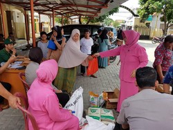 Polisi di Kota Bekasi Adakan Bazar Sembako Murah di Bulan Ramadan