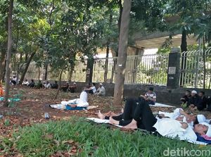 Sebagian Massa Aksi Bela Ulama 96 Tidur di Bawah Pohon