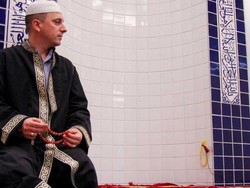 Imam Masjid Tertua di Melbourne Bisa Enam Bahasa