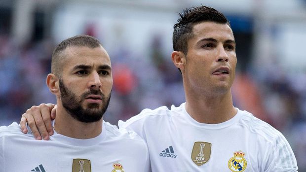 MADRID, SPAIN - SEPTEMBER 26: Karim Benzema (L) of Real Madrid CF and his teammate Cristiano Ronaldo (R) pose together at the line up prior to start the La Liga match between Real Madrid CF and Malaga CF at Estadio Santiago Bernabeu on September 26, 2015 in Madrid, Spain.  (Photo by Gonzalo Arroyo Moreno/Getty Images)