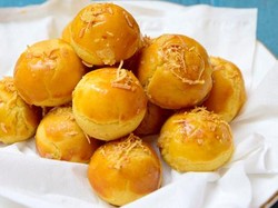 Tempel Iklan Kue di Helm, Ojek Online Ini Viral