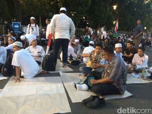 Massa Aksi Bela Ulama 96 Berbagi Takjil di Halaman Istiqlal