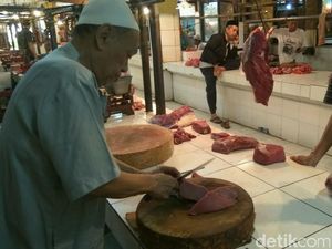 Curhat Pedagang, Sulit Jual Daging Pakai Harga Pemerintah