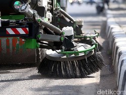Begini Rasanya Duduk di Truk Penyapu Jalan