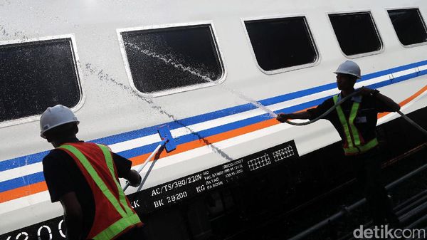 Kereta Api Angkutan Lebaran Dibersihkan
