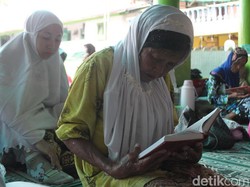 Semangat Mbah Tris, Nenek 79 Tahun Nyantri di Pondok Sepuh Payaman