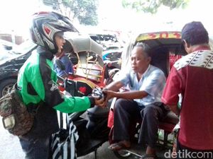 Sopir Go-Jek Solo Bagi-bagi Takjil untuk Pengemudi Becak Sopir Go-Jek Solo Bagi-bagi Takjil untuk Pengemudi Becak