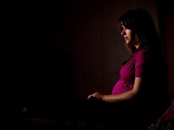 Tersambar Petir Saat Berjalan, Ibu Hamil Ini Terpaksa Melahirkan