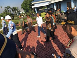 Gaya Kaesang Mengulas Sepatu Sneaker yang Dipakai Jokowi