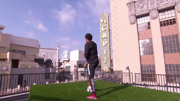Usaha Neymar Cetak Gol dari Atap Gedung