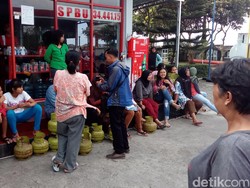 Berburu Gas Melon, Kalangan IRT di Garut Serbu SPBU