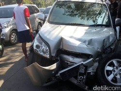 Mobil Ringsek karena Tabrak Plang, Lalin Warung Buncit Tersendat