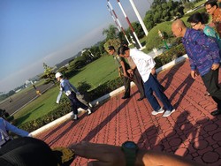 Sepatu Sneaker yang Dipakai Jokowi Pilihan Kaesang