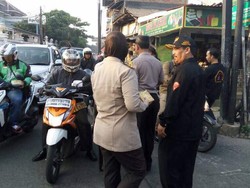 Polisi Bagikan Takjil Gratis untuk Pengendara di Pinang Ranti