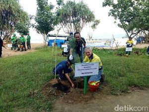 Ngabuburit Sambil Tanam Pohon di Pantai Wisata Pulau Merah