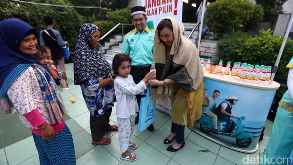 Bagi-bagi Takjil untuk Anak Yatim