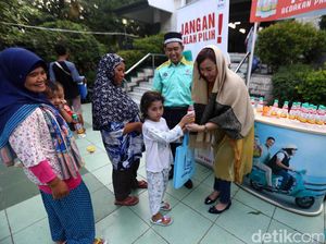 Bagi-bagi Takjil untuk Anak Yatim