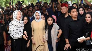 Banjir Tangis Sahabat di Pemakaman Jupe