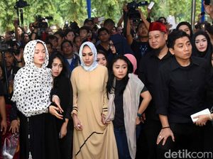 Banjir Tangis Sahabat di Pemakaman Jupe