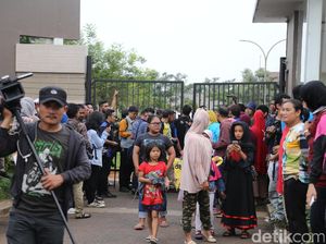 Warga Sekitar Rumah Duka Jupe Berbondong-bondong Datang Melayat